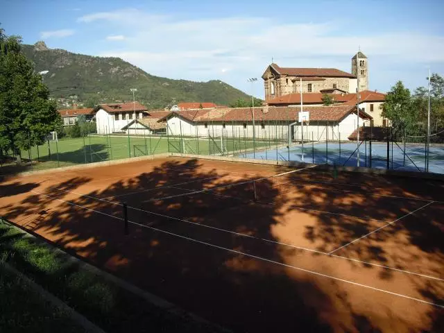 Campo da tennis con gradonate annesso al Campus